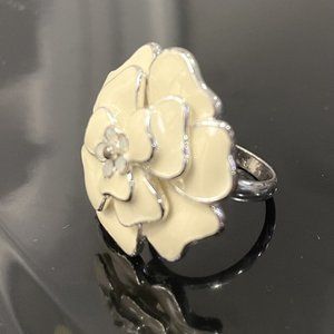 Bloom Flower Ring in Cream (Stella & Dot)